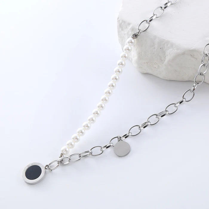 silver pearl Chic. Circle necklace